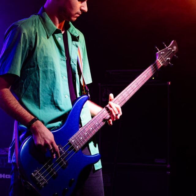 Kénan Saporito joue de la basse lors d'un concert de LAST RAINBOW à l'Altherax
