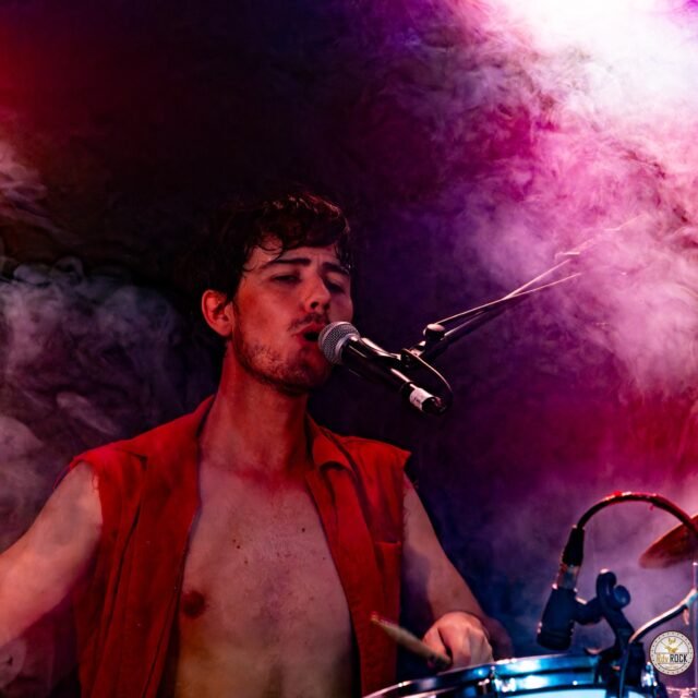 Photo de Raphaël Meyer, batteur de LAST RAINBOW, jouant de la batterie lors d'un concert à l'altherax avec de la fumée