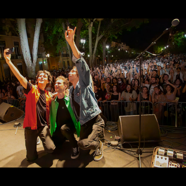 Selfie des trois membres du groupe de musique LAST RAINBOW avec le public lors de la fête de la musique 2024 à Aix en Provence après le concert organisé par Class'eurock