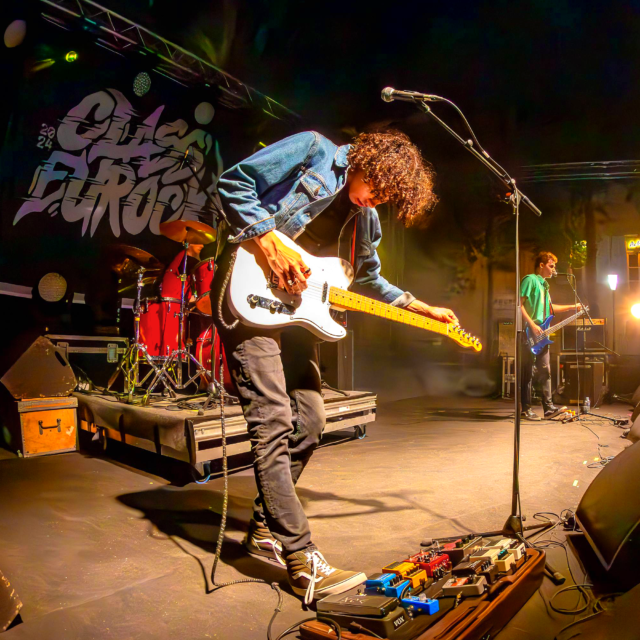 Alex Hutin le guitariste chanteur de LAST RAINBOW accorde sa guitare lors d'un concert pour la fête de la musique 2024 à Aix-en-provence organisée par Class'eurock.